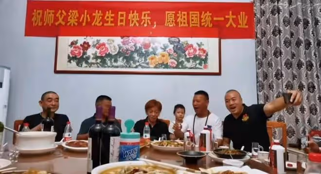 74歲戲骨梁小龍擺宴慶生！桌上四瓶茅台太豪氣，拉愛國橫幅獲點贊