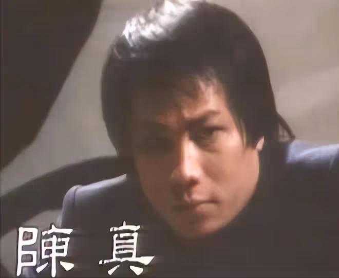 74歲戲骨梁小龍擺宴慶生！桌上四瓶茅台太豪氣，拉愛國橫幅獲點贊