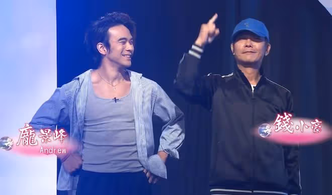 錢小豪父子上節目，31歲兒子坐老爸腿撒嬌，稱父母離婚後他不開心
