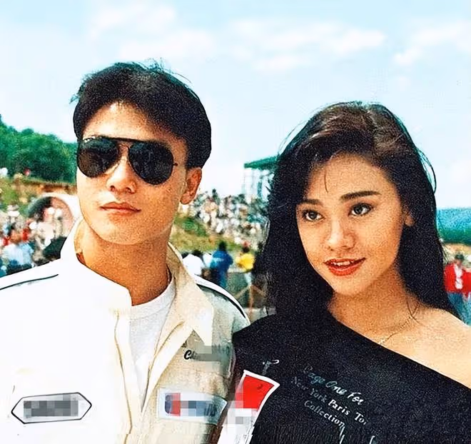 錢小豪父子上節目，31歲兒子坐老爸腿撒嬌，稱父母離婚後他不開心