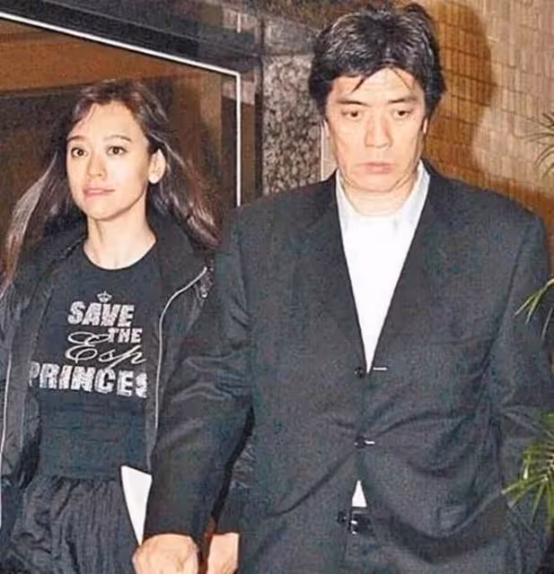錢小豪父子上節目，31歲兒子坐老爸腿撒嬌，稱父母離婚後他不開心