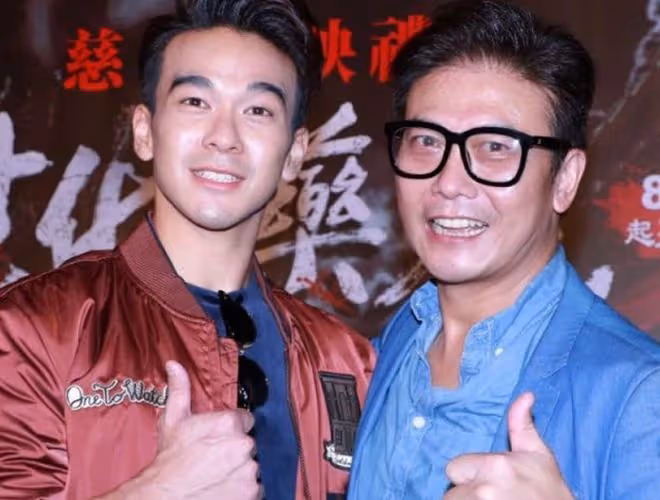 錢小豪父子上節目，31歲兒子坐老爸腿撒嬌，稱父母離婚後他不開心