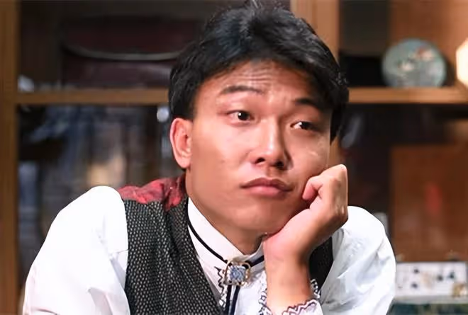 錢小豪父子上節目，31歲兒子坐老爸腿撒嬌，稱父母離婚後他不開心