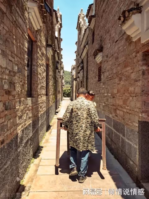 女兒買一套房給父母養老，父母要把房子給侄兒，女兒果斷送走父母