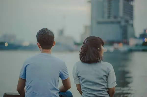 老婆因車禍瞎了眼，我離婚娶了她閨蜜，再次見到她，一條「簡訊」讓我傻了