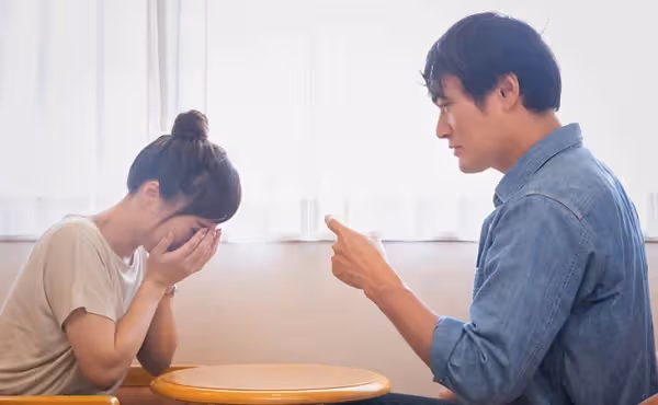 老婆因車禍瞎了眼,我離婚娶了她閨蜜,再次見到她,一條「簡訊」讓我傻了