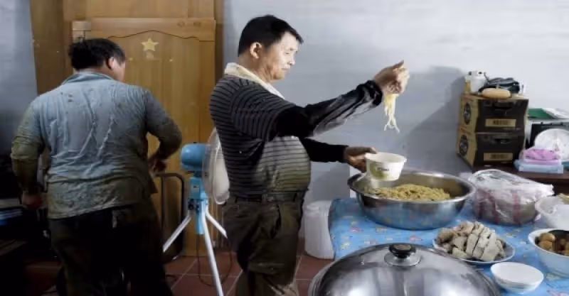 岳母生日我在廚房忙得滿身大汗，開席時岳母不讓我上桌，得知緣由我掀桌走人