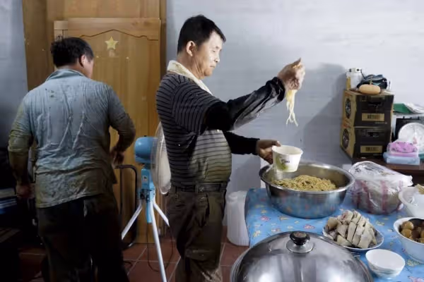 岳母生日我在廚房忙得滿身大汗,開席時岳母不讓我上桌,得知緣由我掀桌走人