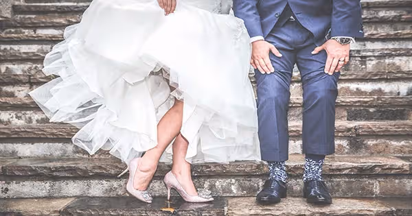公公娶一個比我小的女人當我婆婆,婚禮上我竟被婆婆侮辱,我當場潑她茶水,大家叫好不斷!
