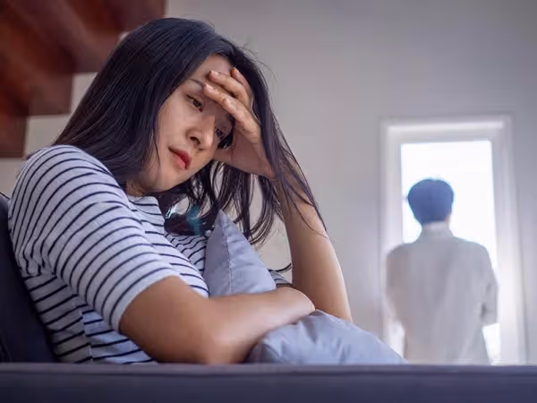 我生孩子時大出血,婆婆既然說保小孩,娘家在滿月時來了十輛車,讓婆家成全村笑柄