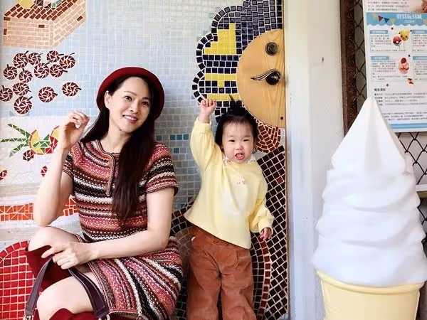 伊能靜女兒6歲了!精通烹飪、芭蕾「同時學6才藝」 媽媽笑PO「修長美腿太驚人」網:未來氣質女神
