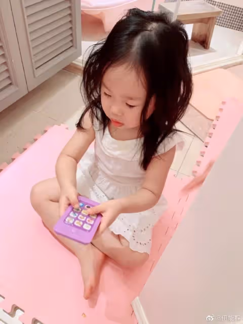 伊能靜女兒6歲了!精通烹飪、芭蕾「同時學6才藝」 媽媽笑PO「修長美腿太驚人」網:未來氣質女神