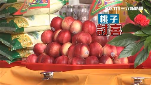 中元普渡超講究！郭台銘除了燒紙錢「桌上供品眉腳超多」　下重本「宴客好兄弟」網驚呼：難怪事業超成功