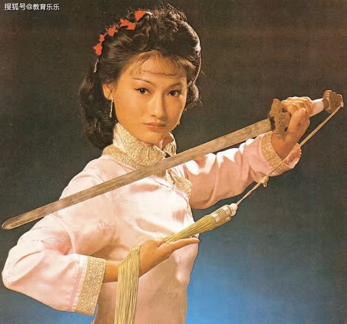 她幼年靠乞討生活！出道後被稱「功夫女星」　4次問鼎影后「一生未婚盼初戀」62歲活成了公主
