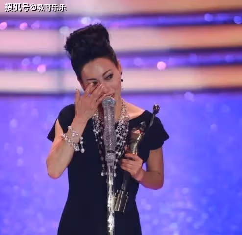 她幼年靠乞討生活!出道後被稱「功夫女星」 4次問鼎影后「一生未婚盼初戀」62歲活成了公主