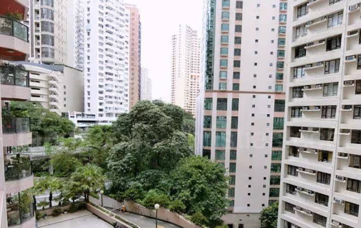 知名藝人林峯的豪宅,客廳鋪著水泥般的地板,以為住在毛坯房,看到地板網友直呼:有錢人的審美我不懂!