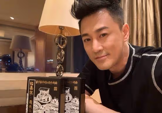 知名藝人林峯的豪宅,客廳鋪著水泥般的地板,以為住在毛坯房,看到地板網友直呼:有錢人的審美我不懂!
