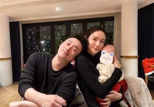 知名藝人林峯的豪宅，客廳鋪著水泥般的地板，以為住在毛坯房，看到地板網友直呼：有錢人的審美我不懂！