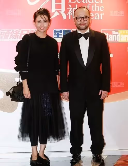 54歲邱淑貞近照曝光,「原裝臉」也扛不住歲月的痕跡,穿黑色休閒寬鬆衛衣和老公同框,網友:氣質加分