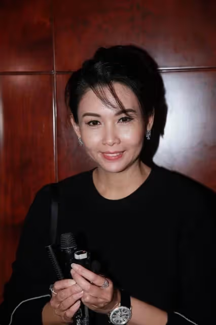 54歲邱淑貞近照曝光,「原裝臉」也扛不住歲月的痕跡,穿黑色休閒寬鬆衛衣和老公同框,網友:氣質加分