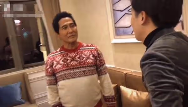 62歲齊秦現身,肚腩凸起面黃乾枯,曾經帥氣模樣今不再,網友:像七十多歲的