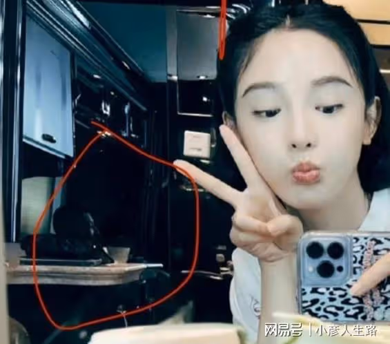 彭小冉被曝戀情，男方是中專畢業的攝影師，曾拍女方大腿發上網