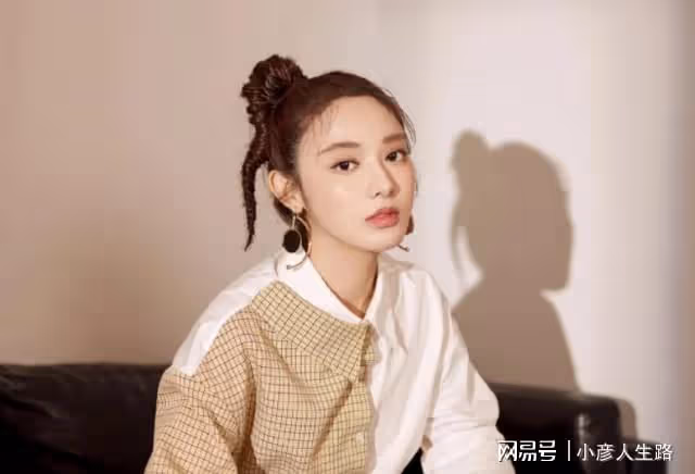 彭小冉被曝戀情，男方是中專畢業的攝影師，曾拍女方大腿發上網