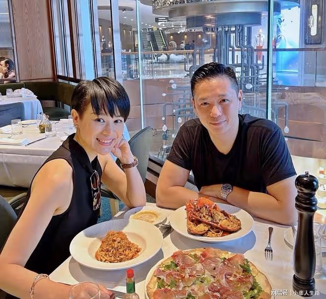 胡杏兒離港超4個月終於回家,和丈夫甜蜜約會,夫妻同框像兄弟