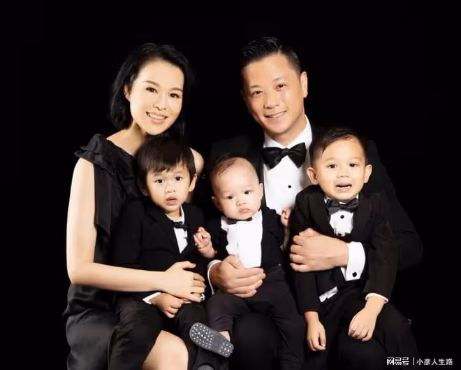 胡杏兒離港超4個月終於回家,和丈夫甜蜜約會,夫妻同框像兄弟