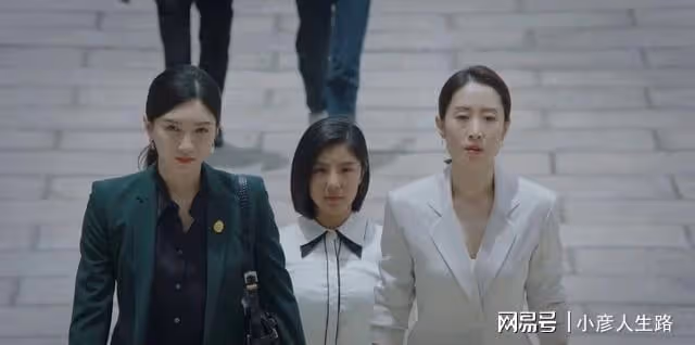 《玫瑰之戰》口碑炸裂,好評隨處見,黃曉明拿對劇本,成央視新寵