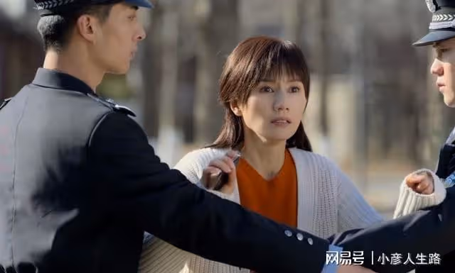 《玫瑰之戰》口碑炸裂,好評隨處見,黃曉明拿對劇本,成央視新寵