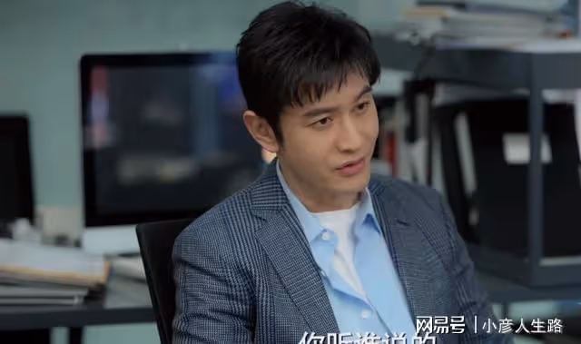 《玫瑰之戰》口碑炸裂,好評隨處見,黃曉明拿對劇本,成央視新寵