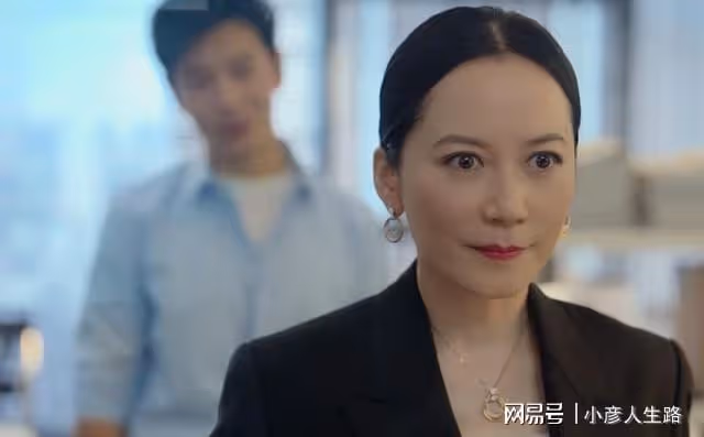 《玫瑰之戰》口碑炸裂,好評隨處見,黃曉明拿對劇本,成央視新寵