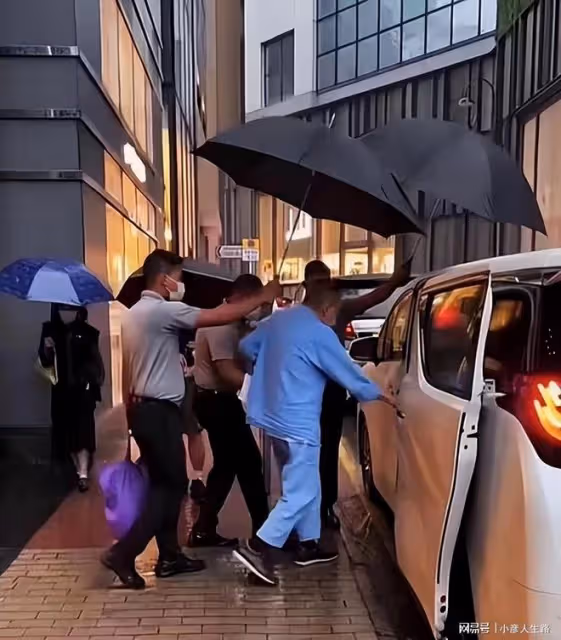 曝劉鑾雄和妻子現身酒店,其身體大不如前,上車時甘比未去攙扶