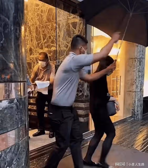 曝劉鑾雄和妻子現身酒店,其身體大不如前,上車時甘比未去攙扶
