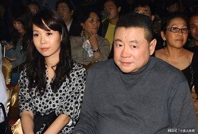曝劉鑾雄和妻子現身酒店,其身體大不如前,上車時甘比未去攙扶