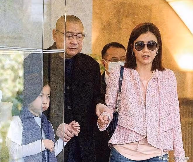 曝劉鑾雄和妻子現身酒店,其身體大不如前,上車時甘比未去攙扶