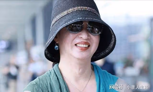 金星巴黎參加闊太聚會!54歲素顏容光煥發,吃法餐喝紅酒生活愜意