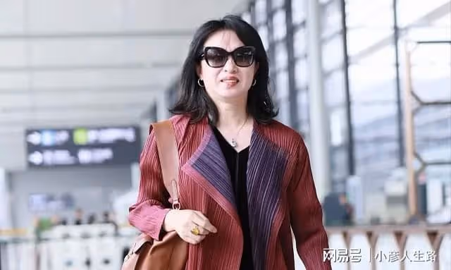 金星巴黎參加闊太聚會!54歲素顏容光煥發,吃法餐喝紅酒生活愜意