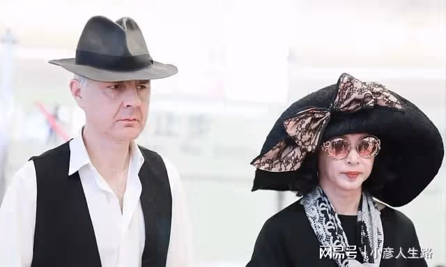 金星巴黎參加闊太聚會!54歲素顏容光煥發,吃法餐喝紅酒生活愜意