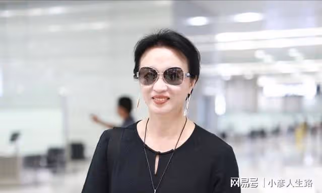 金星巴黎參加闊太聚會!54歲素顏容光煥發,吃法餐喝紅酒生活愜意
