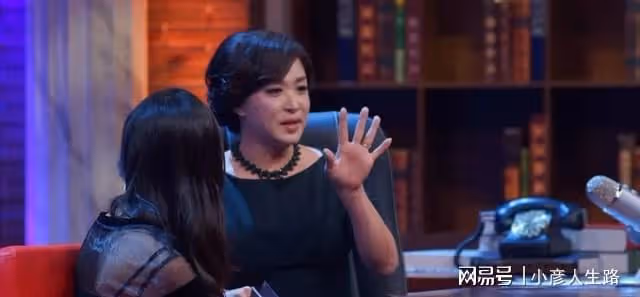 金星巴黎參加闊太聚會!54歲素顏容光煥發,吃法餐喝紅酒生活愜意