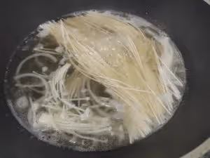 欲罷不能的豬肝湯麵