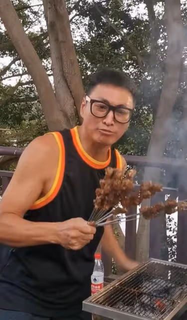 港星何家勁在廣東擺攤烤串 一身腱子肉黑到發亮