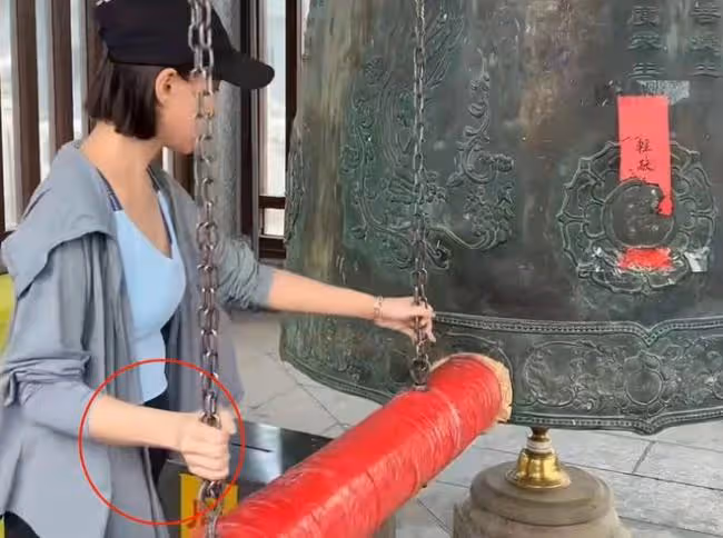 31歲何超蓮疑未婚先孕 挺大肚現身寺廟敲鐘