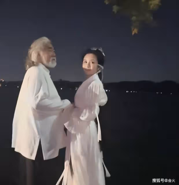 71歲張紀中與嬌妻秀恩愛 十指緊握貼身依偎