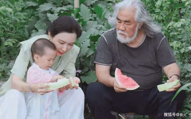71歲張紀中與嬌妻秀恩愛 十指緊握貼身依偎