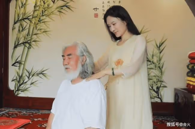 71歲張紀中與嬌妻秀恩愛 十指緊握貼身依偎