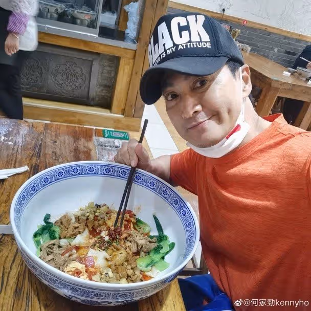 62歲何家勁街邊擺攤撞臉謝霆鋒　在中國投資傳身家破億