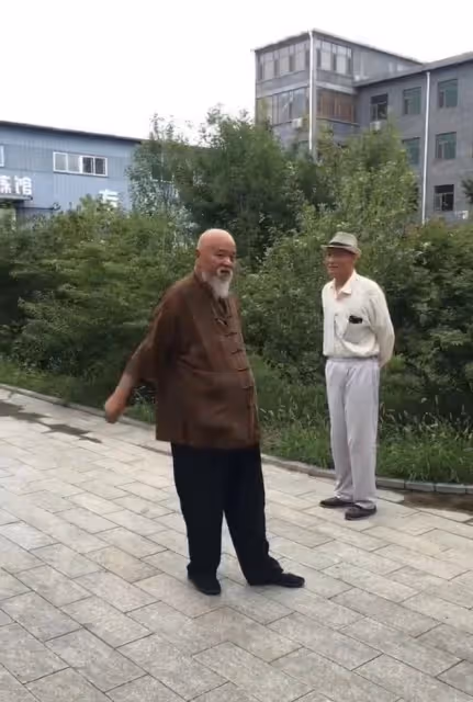 67歲李琦身形暴瘦!穿舊衣布鞋賣力練軍姿,糖尿病纏身仍抽菸吃肉